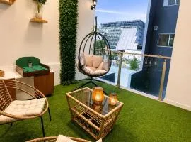 Stylish CBD Apartment with Pool, Gym & Parking