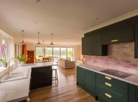 House - Sleeps 12 - Parking - Garden