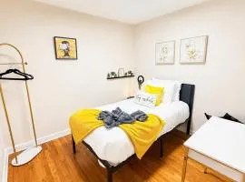 Cozy Private Twin Room 2 with Desk TV and WiFi near Yale