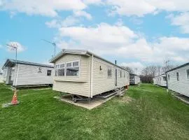 Cosy Caravan With Free Wi-Fi At Dovercourt Holiday Park Ref 44502R