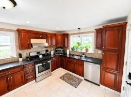 Cozy Private Queen Room 5 with Desk TV and WiFi near Yale