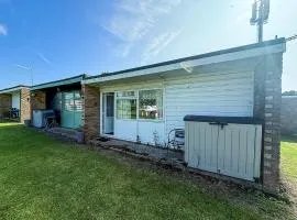Lovely 6 Berth Chalet In Hemsby Nearby Great Yarmouth Ref 73106F