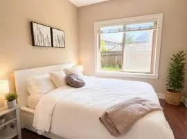 Sunny garden flat close to Richmond City Center and Airport