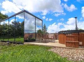 Stylish Mirrored Cabin with Hot Tub & Sauna, hotel in Llangefni