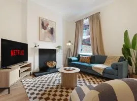 Charming 4BR Retreat in Hull Sleeps 8 by Stay With Us