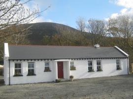 Mia's Self Catering Holiday Cottage Donegal, будинок для відпустки у місті Claggan