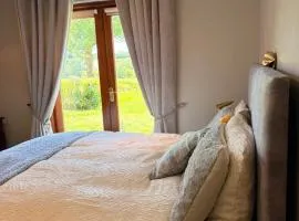 Luxury Private Apartment Sleeps 4 Free Parking