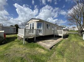 Stunning 8 Berth Caravan With Decking, Ref 71012P, hotel u gradu 'Tunstall'