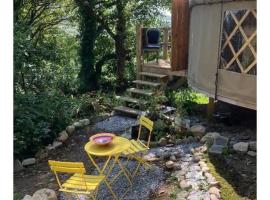 Fabulous Glamping Yurt, hotel i Bantry