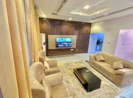 Serene 5 Bedroom Duplex With Exclusive Compound, hotel i Iseri