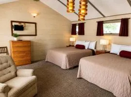 Room 12-2 Queen Suite-Woodland Motor Lodge