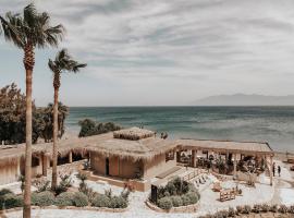Sagredo Beachfront Retreat & Spa by E-GEO, ξενοδοχείο στον Άγιο Φωκά
