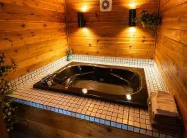 Room 30-1 Queen Jacuzzi Suite-Woodland Motor Lodge