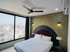 Hotel 7 Square, hotel en Surat