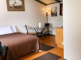 Room 15-1 Queen Suite-Woodland Motor Lodge, hotelli kohteessa Grayling