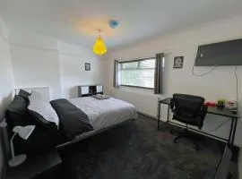 Quiet 2-Bed with Private Garden and Drive
