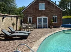 Brook Lodge, One bed house in AONB Dorset with swimming pool