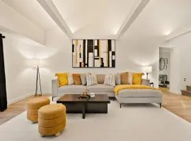 Modern 2-Bedroom & Den Near the Falls Parking Included Sleeps 6