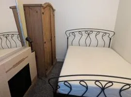 House Sleeps 2 with Parking and Patio