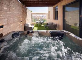 GABRIEL APARTMENTS - Jacuzzi & Panoramic JLM View Steps to Shaare Zedek Hospital, hotel a Bayit Wegan