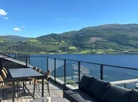 Lake & mountain views - Luxury penthouse - Free parking