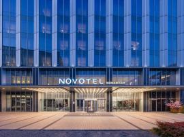 Novotel Shanghai Baoshan Jiusi, hotelli kohteessa Shanghai