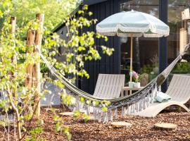 Sfeervolle houten wellness lodge met privétuin en hottub aan bosrand Boshuisje Nero, Hotel in Haarle