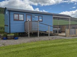 Ledmacoy Shepherds Huts, hotel in Strathdon
