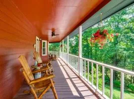 Hiawassee Porch: Getaway Near River, Lake & Trails