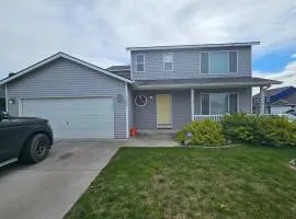 Spacious Family Home w Garage Gladys Retreat