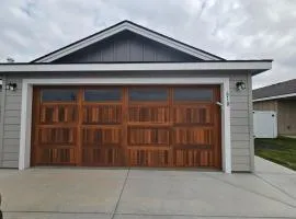 Cozy 2BR Home Parking Full Kitchen