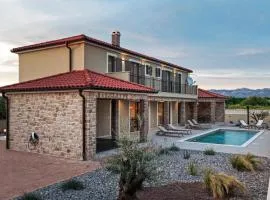 NEW Villa Bombovi dvori with Pool, Gym & Sauna