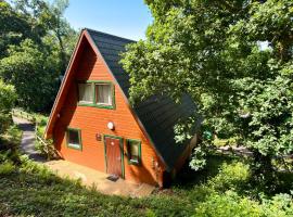 Lazy Bear Lodge with Hot Tub - Finlake Resort and Spa in Devon, Hotel in Chudleigh