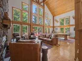 Lazy Bear Lodge · Spacious 6BR Lodge with Chef's Kitchen, Hot Tub, Golf Views and more