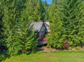 Lazy Bear Lodge · Spacious 6BR Lodge with Chef's Kitchen, Hot Tub, Golf Views and more