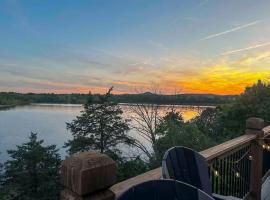 Lavish Retreat w/ Decks, Steps to Table Rock Lake!, Hotel in Lampe