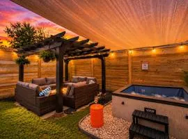 Downtown Luxe Retreat - King Bed, Pool, Pong, Billiards, Grill & FREE Coffee
