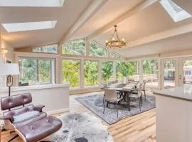 Stay Portland - Sandy Riverfront Mt Hood Cabin! 9 Queen Beds!