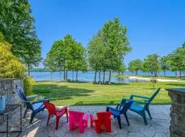 Beautiful waterfront townhouse w/ perfect location, fireplace & WiFi