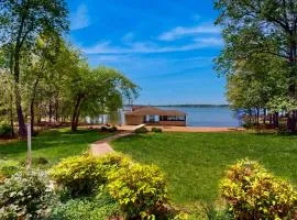 Spacious lakefront house w/private hot tub, deck, fire pit & grill