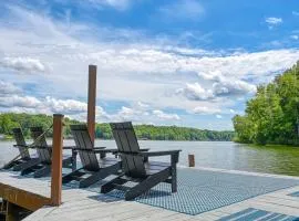 Stunning lakefront house with view, Free Wifi and secluded swimming area