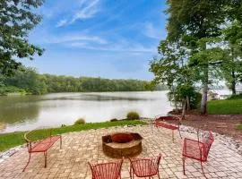 Spacious lakefront house w/patio, balcony, grill & foosball