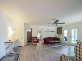 Spacious pet friendly waterfront house with patio & grill