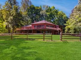 Rustic lakehouse with views, kayaks, Wifi, Central AC & cozy firepit nights