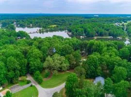 Lakeside log home with a private deck, WiFi, firepit, central AC, & washer/dryer