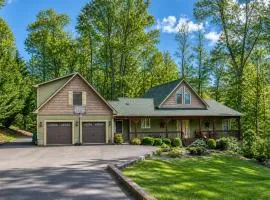 Lakefront home with private hot tub, dock, grill, game room, lake views & kayaks