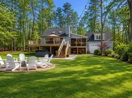 Renovated lakehouse with dock, hot tub, firepit & bi-level deck - dogs OK