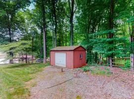 Lakefront retreat w/private dock, fast WiFi, gas grill & central AC, dogs