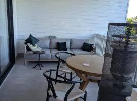 Private Bedroom -Pool Terrace Retreat Airport and CBD access