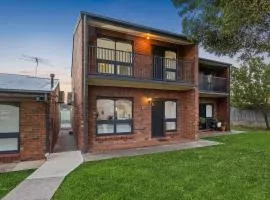 Spacious Hills Retreat with City Convenience